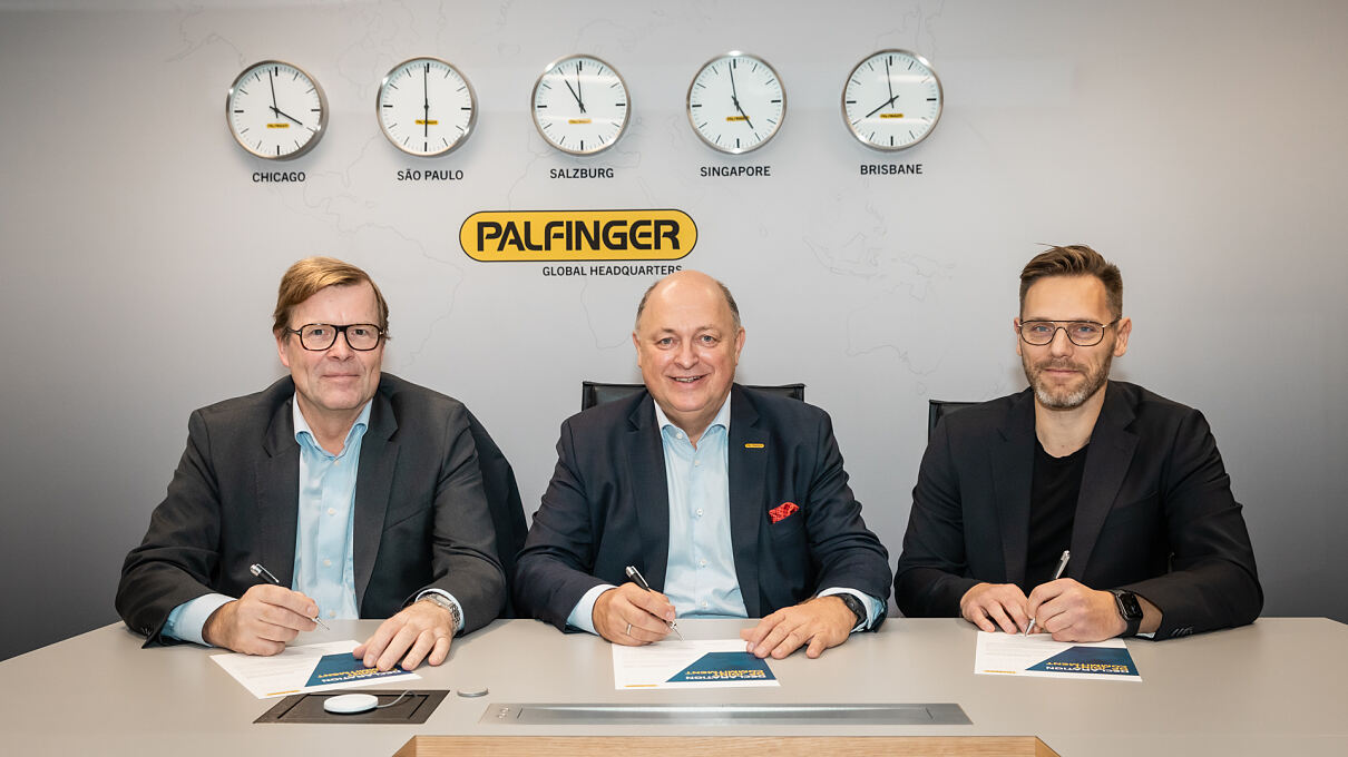 from left to right: Per Harald Kongelf, COO, Aker BP; Andreas Klauser, CEO PALFINGER AG and Torbjørn Engedal, CEO Optilift at the official signing ceremony at the PALFINGER headquarters in Salzburg, Austria. © PALFINGER 