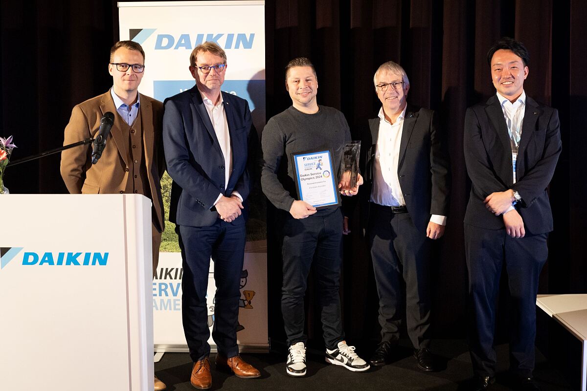 Christian Hiendler (Mitte) bei der Siegerehrung der Daikin Europe Service Games 2023