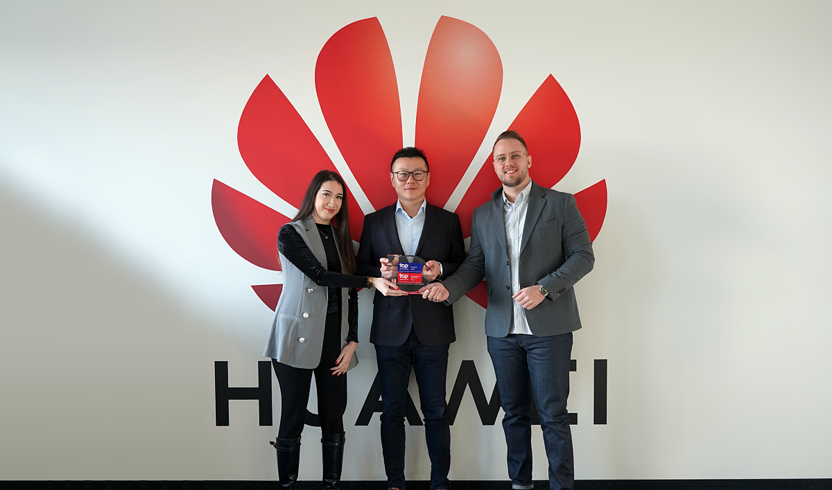 HR-Mitarbeiterin May Elbahgy, CEO Harvey Zhang und Projektmanager Sebastian Posch mit der Auszeichnung. 