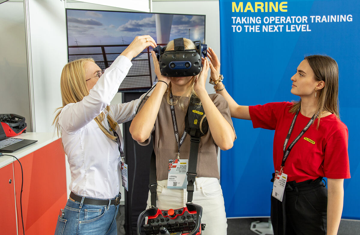 Im Action Park konnten die insgesamt 3.500 Besucherinnen und Besucher auch PALFINGER MARINE-Lösungen hautnah erleben und testen, etwa den der PALFINGER MARINE VR-Simulator.