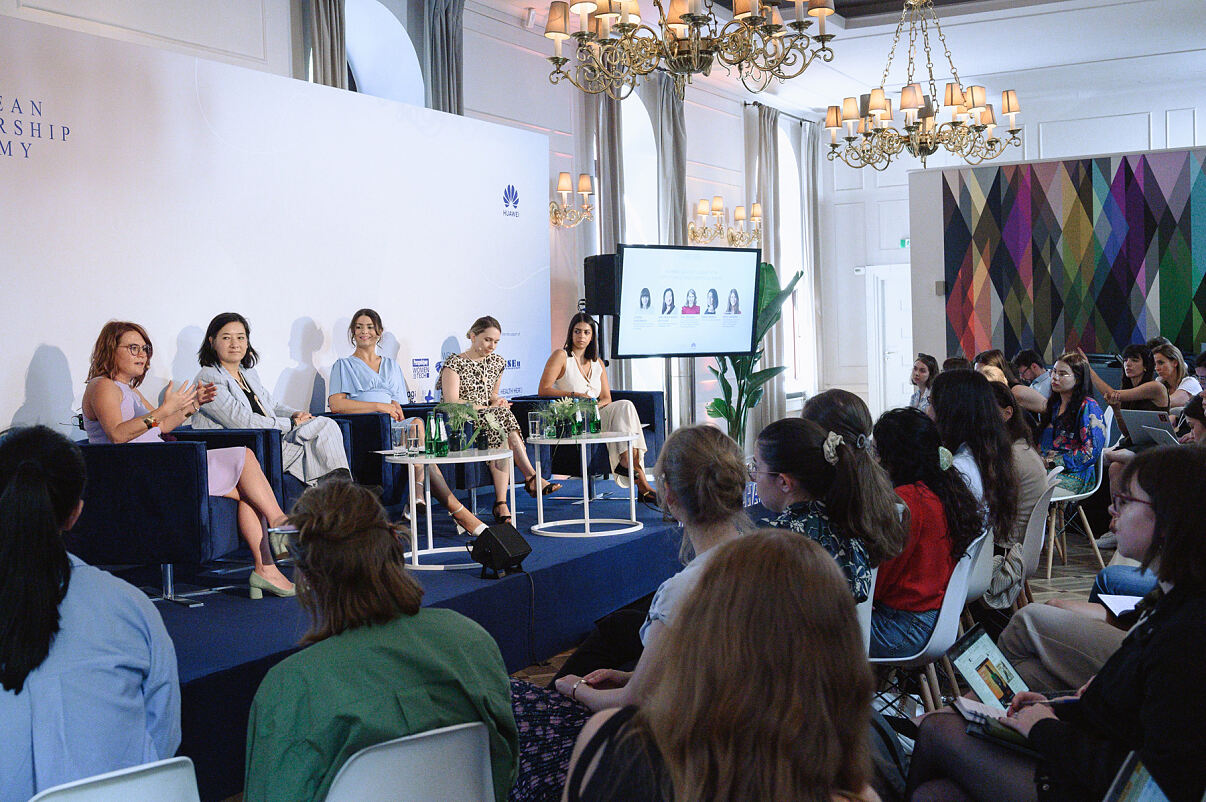 Als Präsidentin von „Women in AI Austria“ und Mitglied des KI-Beirats der österreichischen Bundesregierung war Carina Zehetmaier (links im Bild) heuer Teil der Jury der „Summer School for Female Leadership in the Digital Age“. 