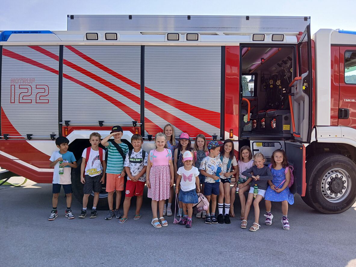 Die Kinder in Bergheim statteten unter anderem der Feuerwehr einen Besuch ab. ©PALFINGER