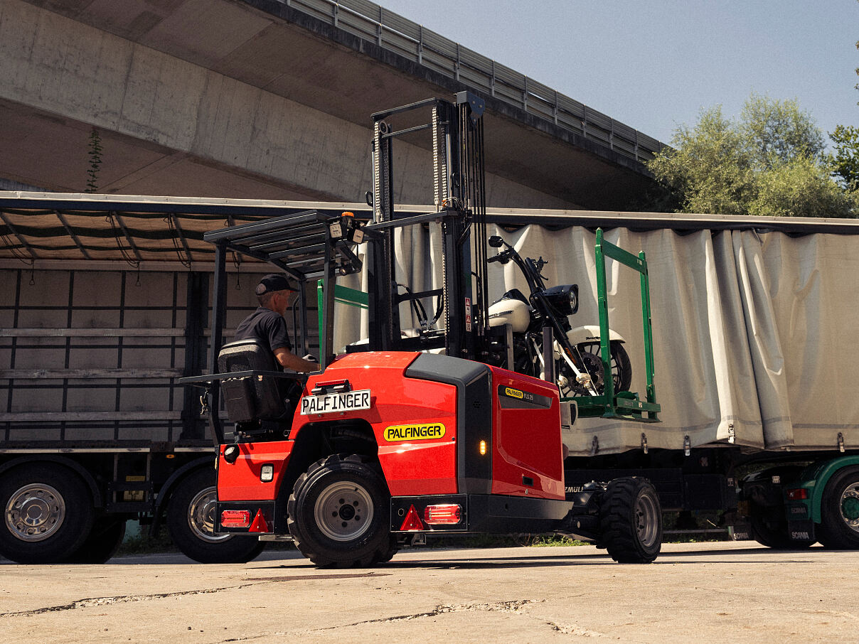 Comfort & Safety: The new PALFINGER FLS 25 truck mounted forklift with patented swivel seat.