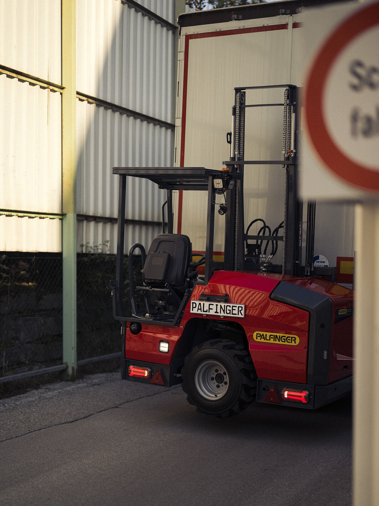 The new PALFINGER FLS 25 truck mounted forklift 