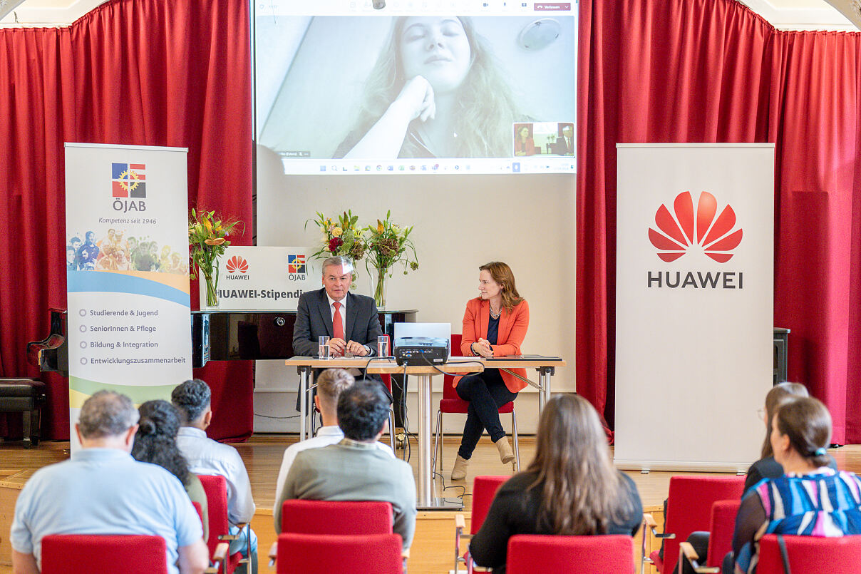 Cathariana Rieder (Huawei) und Dieter Fröhlich (ÖJAB) vergaben gemeinsam die Stipendien