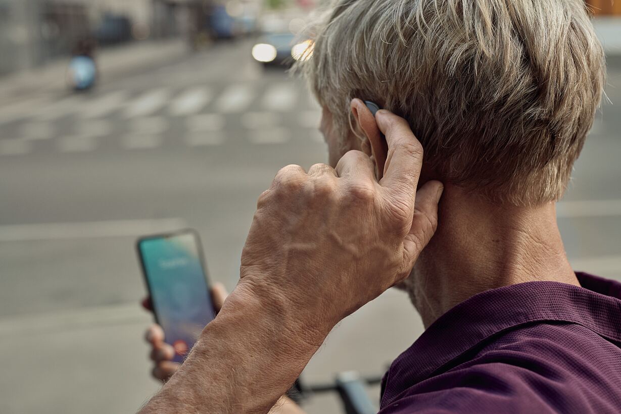 Moderne Hörtechnologie kann Menschen im Alltag – je nach Situation – unterstützen