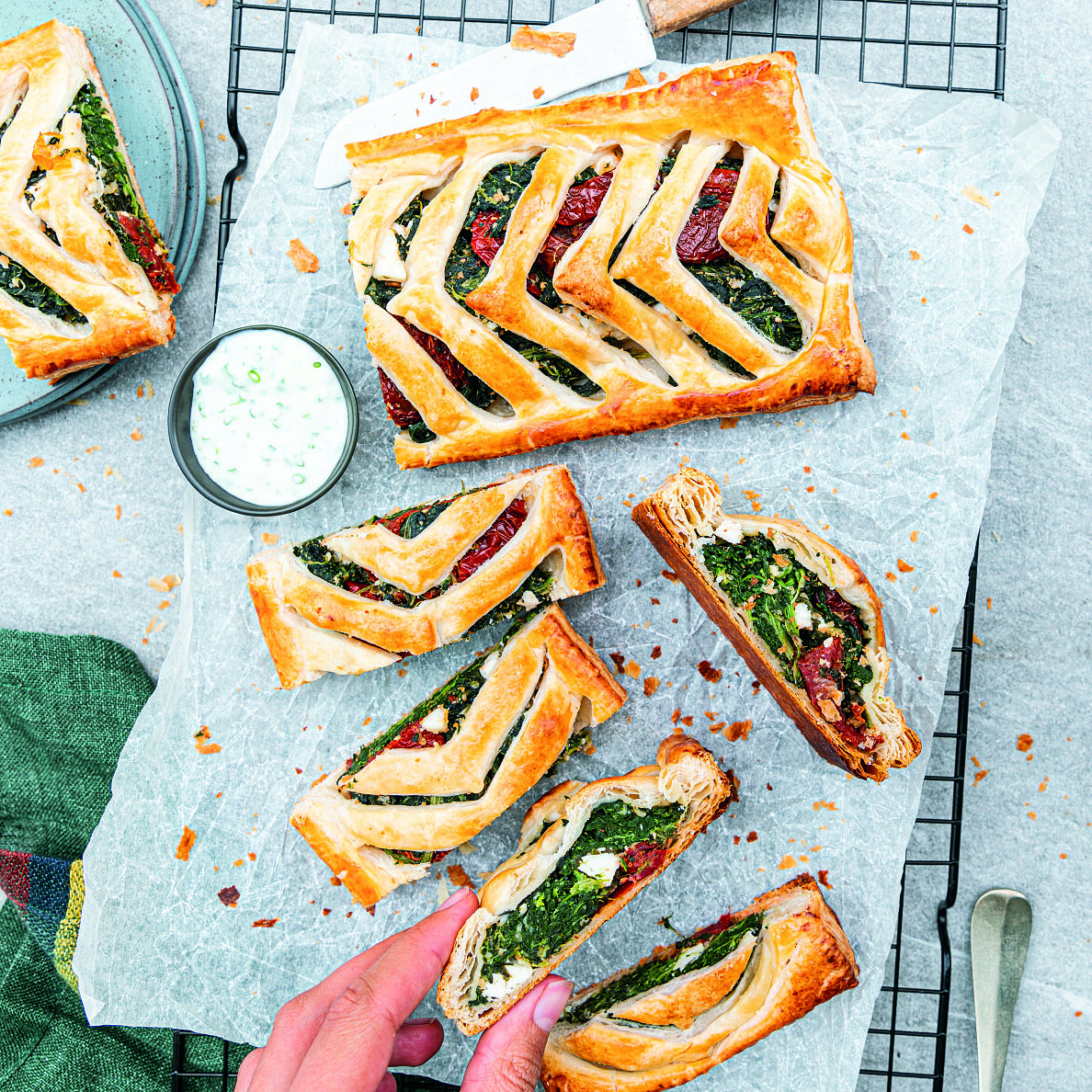 TF_Rezeptfoto_BLT_TomatenFeta-Spinat-Strudel_quadrat_300dpi