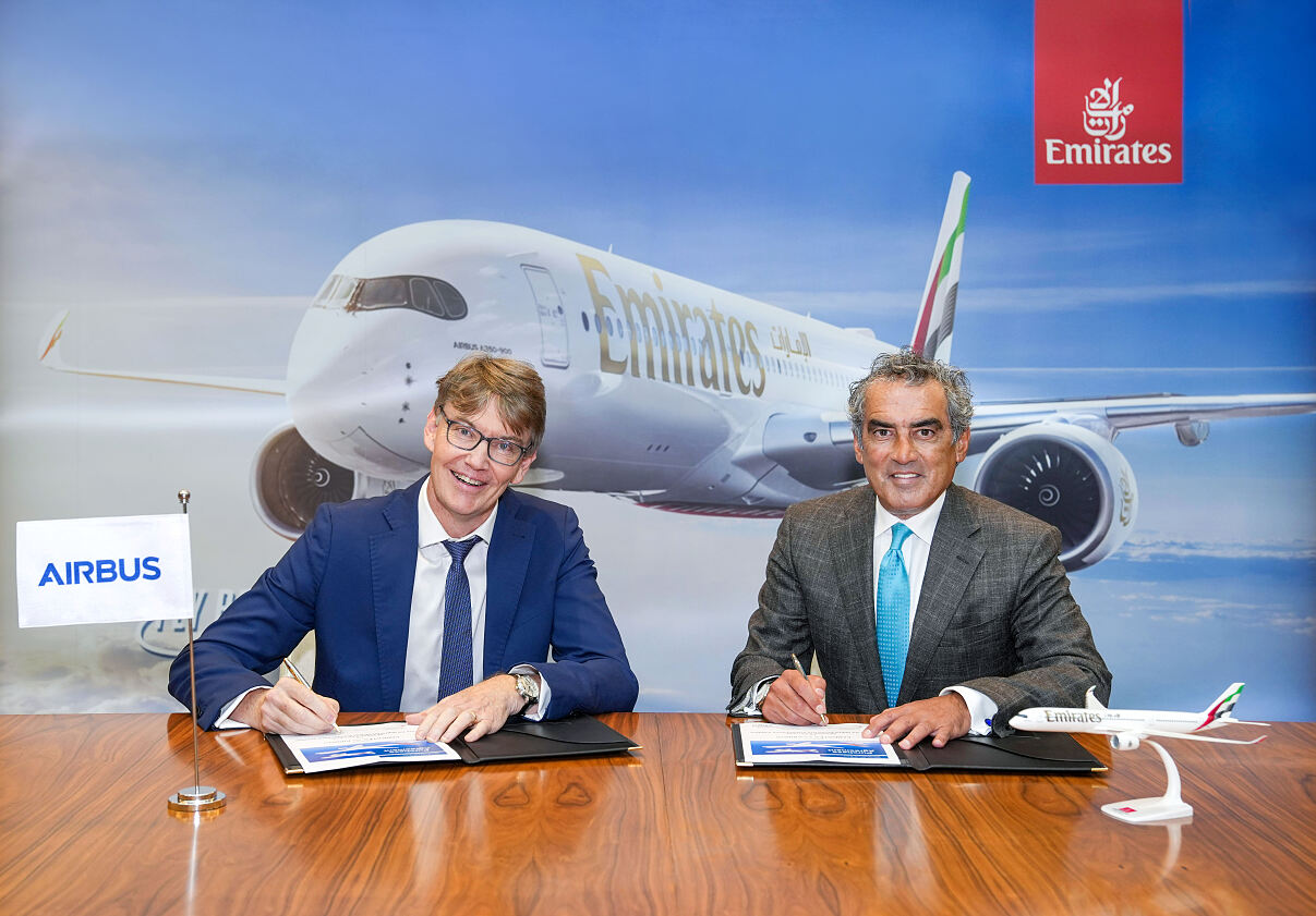 Ahmed Safa, Chief Technical Officer von Emirates, und Laurent Negre, Vice President Customer Services von Airbus für Afrika und den Nahen Osten