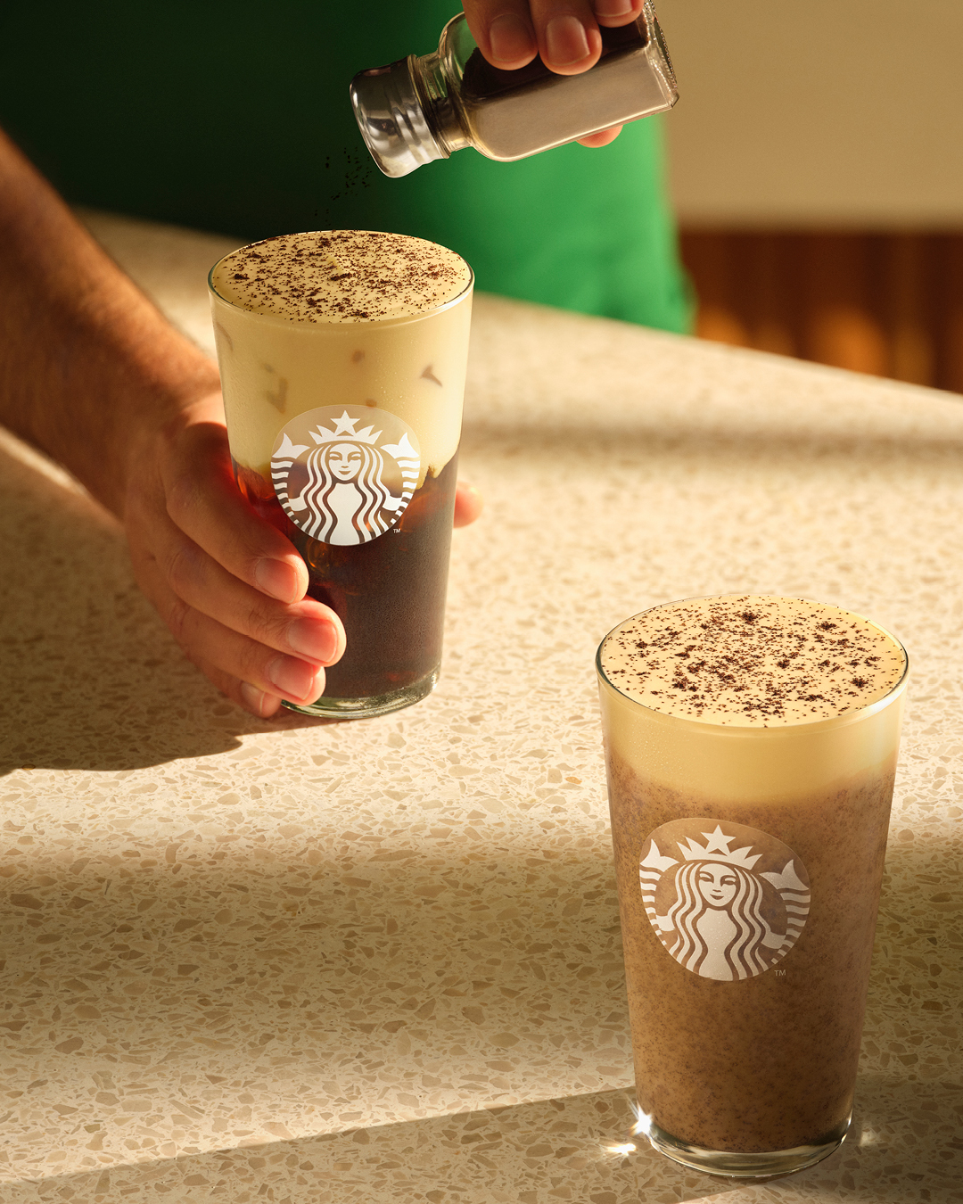 Eiskalt serviert: Neue Starbucks Kreationen bringen Sommerfeeling ins Coffee House