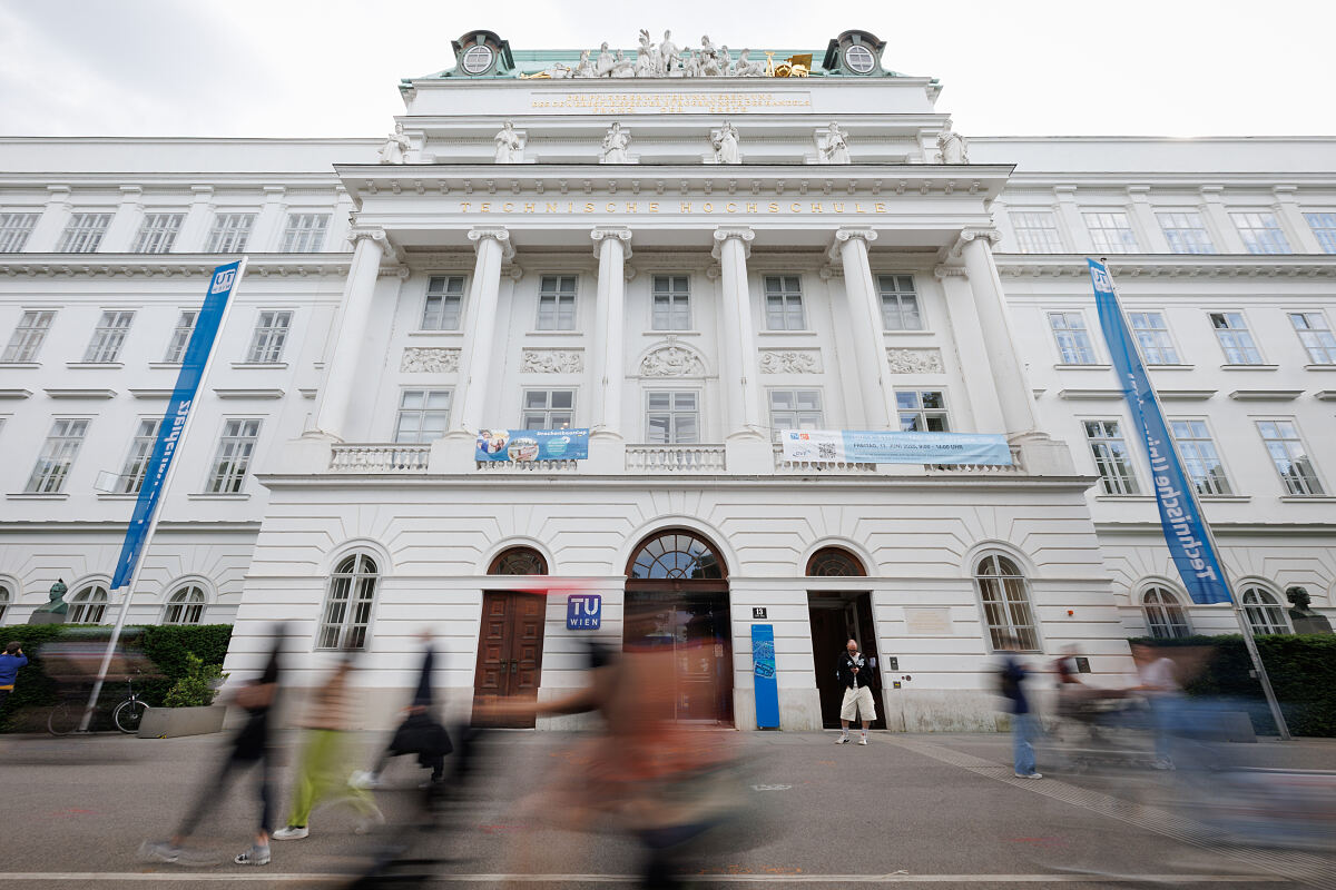 PALFINGER und TU Wien zeichnen acht herausragende MINT-Talente mit Elevate-Stipendium aus.