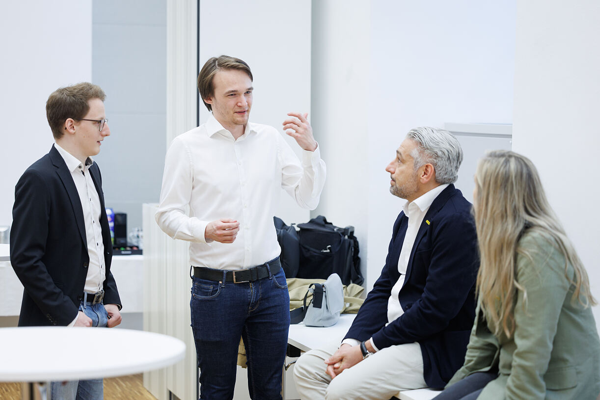 Philipp Smole (zweiter von rechts), Vice President Digital Transformation Officer bei PALFINGER, bei der feierlichen Übergabe der Elevate-Stipendien.