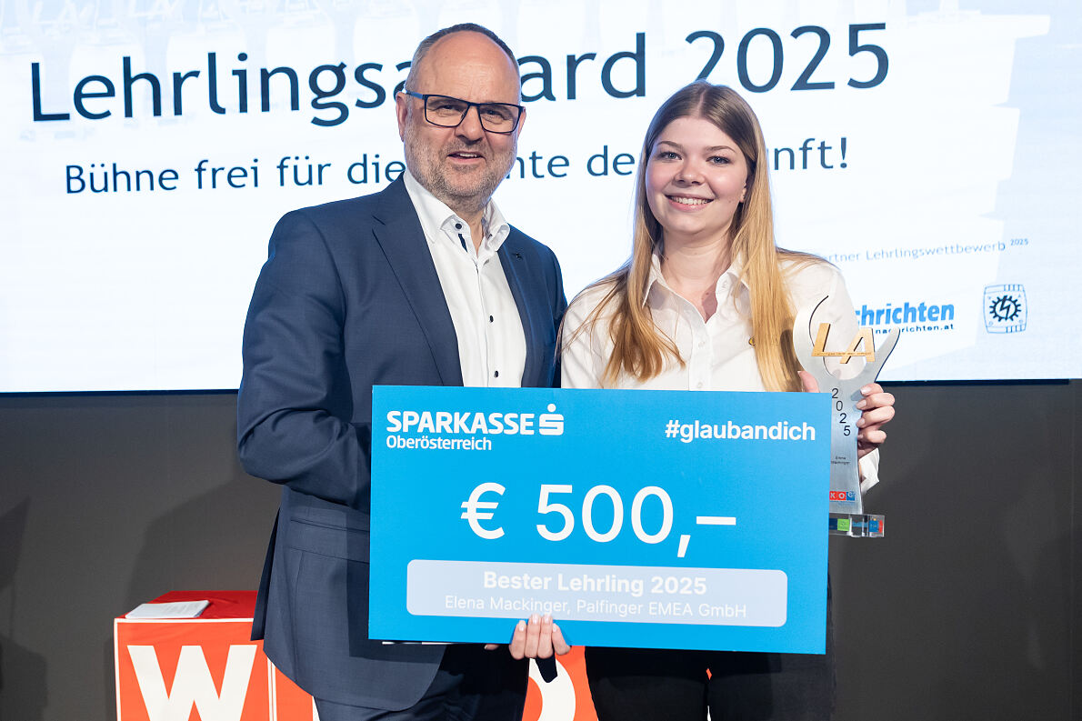 Sparkasse OÖ-Vorstandsdirektor Maximilian Pointner überreicht Elena Mackinger den Scheck für ihre Auszeichnung als Bester Lehrling 2025.