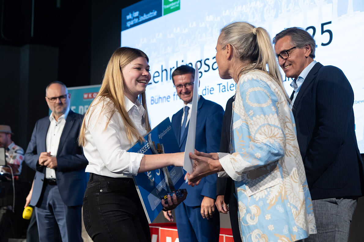 Elena Mackinger nimmt die Auszeichnung als Bester Lehrling 2025 entgegen.