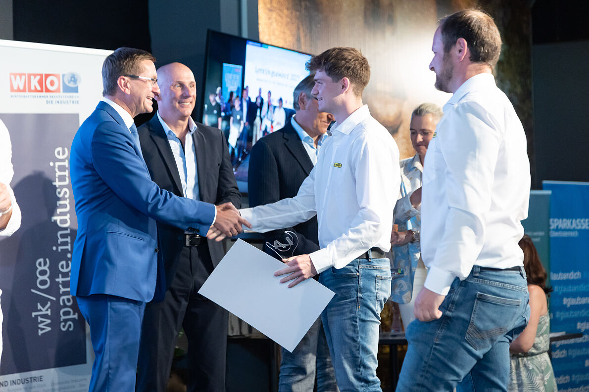 Simon Emminger freut sich über den zweiten Platz in der Kategorie Mechatronik.
