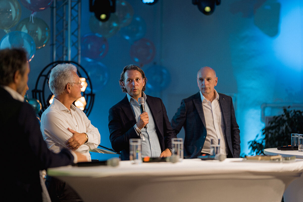 Im Yacht Industry Talk wurde über aktuelle Branchentrends und gemeinsame Herausforderungen gesprochen (v. l. n. r.: Roeland Berrevoets, Amels; Paris Baloumis, Oceanco; Josef Payerhofer, List GC).