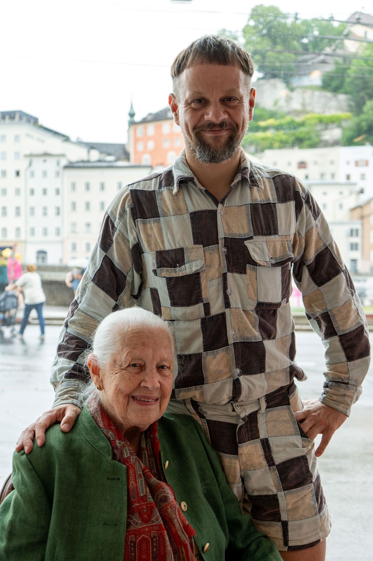 Gründer und Ideengeber der Vollpension Moriz Piffl-Percevic mit seiner Großmutter Mutter Mayr