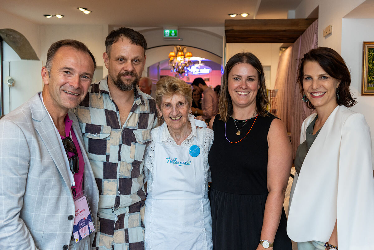 v.l.n.r.: Salzburger Bürgermeister Bernhard Auinger, Gründer Moriz Piffl-Percevic, Frau Marianne, Obfrau des Vereins Vollpension Karin Hermann-Arnold, designierte Salzburger Landeshauptfrau Karoline Edtstadler