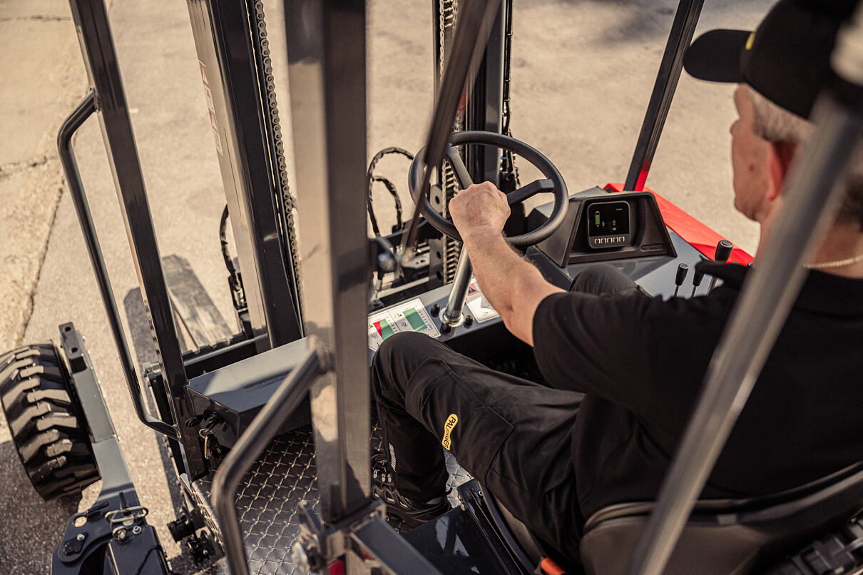 The FLM 25 offers comprehensive weather protection and a spacious cabin with a large uncluttered footwell area for unmatched comfort.