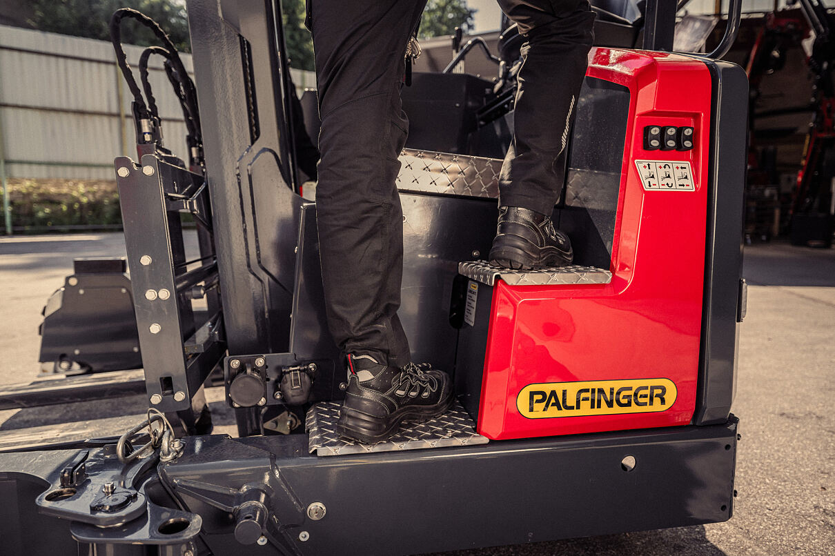 For extra comfort and control, the FLM 25 features an elevated seating position and a convenient entry.