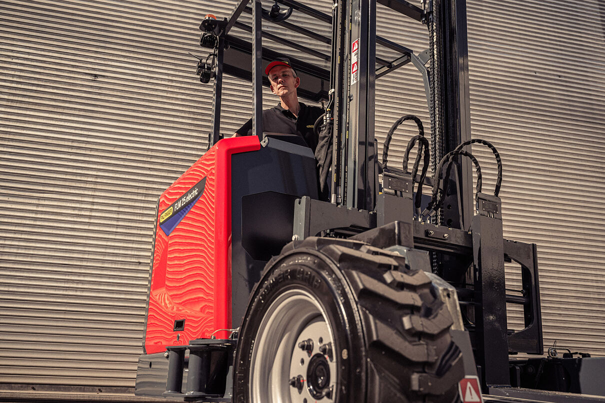 Externally routed hydraulic lines provide a clear view through the mast, while the seating position offers an unrestricted 360° view, including optimal visibility of the vehicle edges.
