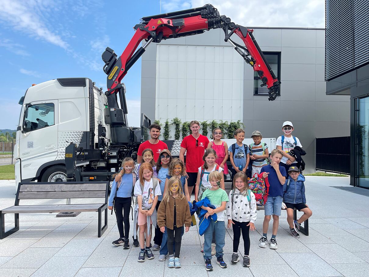 Sommer, Sonne, Abenteuer: Bereits zum siebten Mal sorgte PALFINGER mit „Ferien im Betrieb“ für unvergessliche Ferienwochen voller Technik, Natur und tierischer Erlebnisse. 