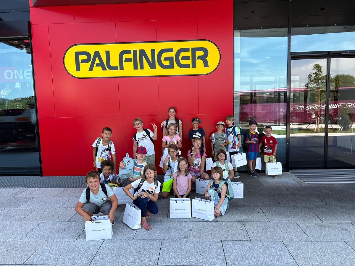 Bei Ferien im Betrieb lernten die jungen Entdeckerinnen und Entdecker auch PALFINGER Produkte hautnah kennen. 