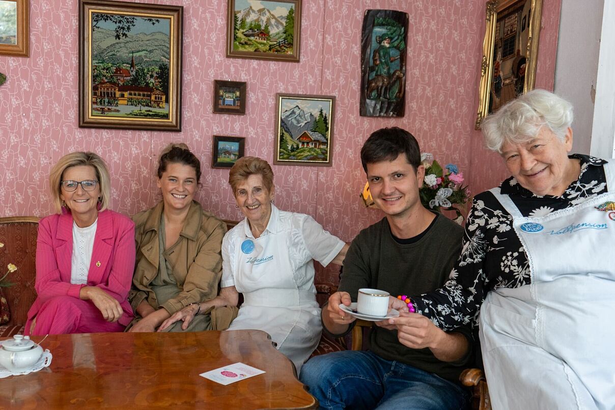 v.l.n.r.: Bürgermeisterin von Bad Ischl Ines Schiller, Mitgründerin Hannah Lux, Frau Marianne, Stadtrat für Klima, Wirtschaft und Tourismus Martin Schott, Frau Doris