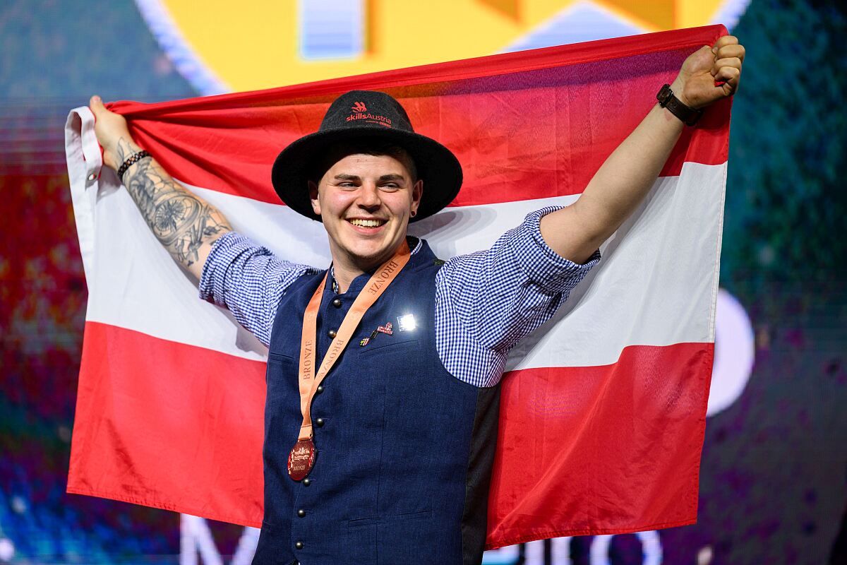 Daniel Schinagl hat bei PALFINGER in Lengau seine Lehre in Metalltechnik mit dem Hauptmodul Schweißtechnik absolviert. Bei den EuroSkills 2025 gewann er die Bronzemedaille im Schweißen.