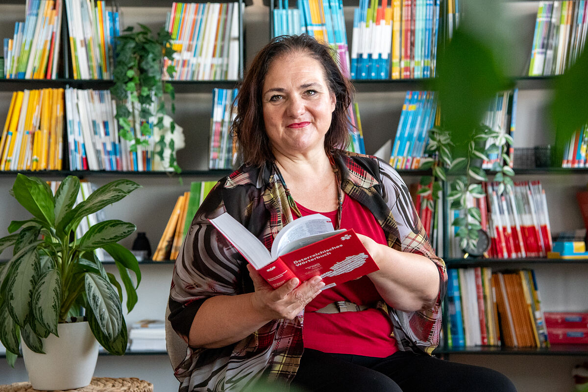 „Das Österreichische Wörterbuch ist ein Begleiter durchs Leben. – Christiane Pabst, Chefredakteurin des ÖWB. 