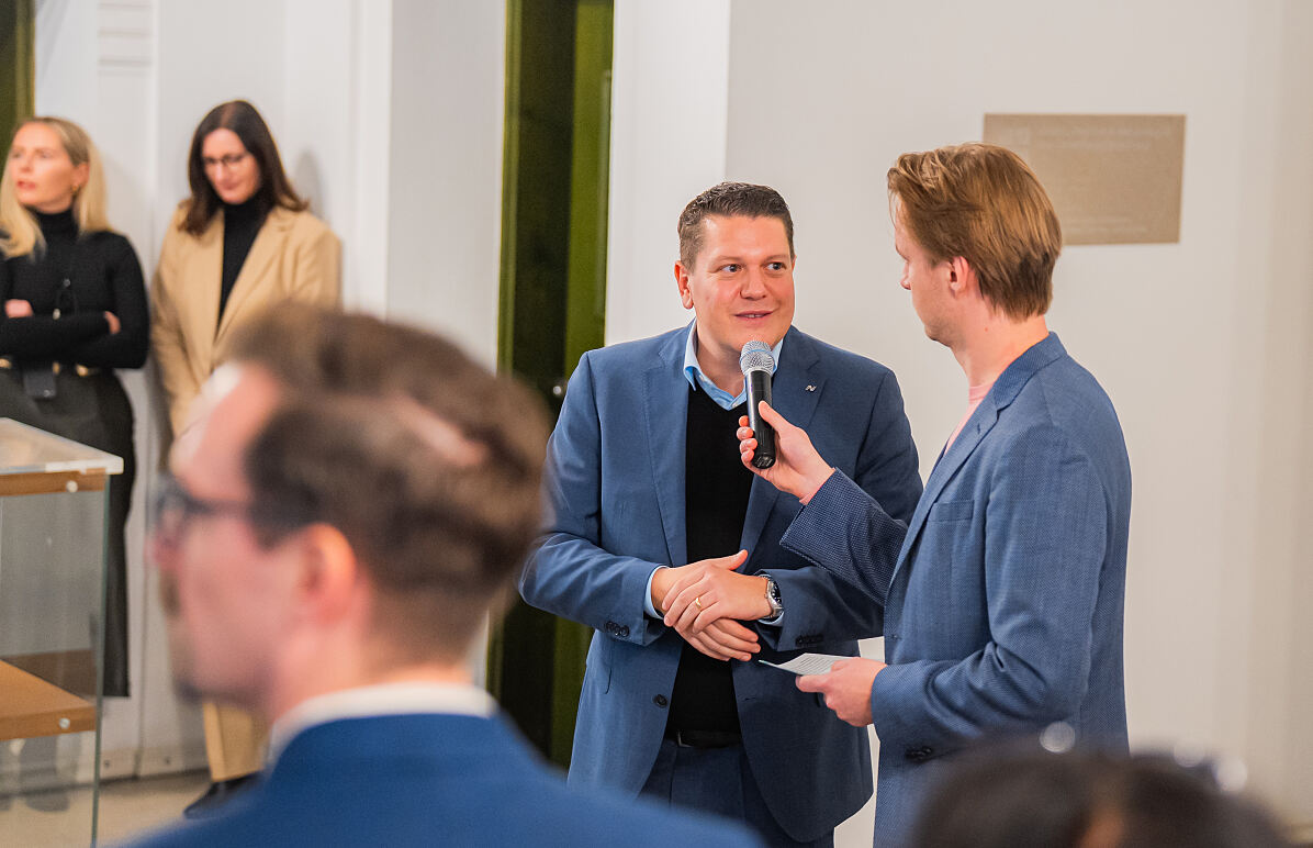 Lukas Schinko mit Moderator Mathias Pascottini