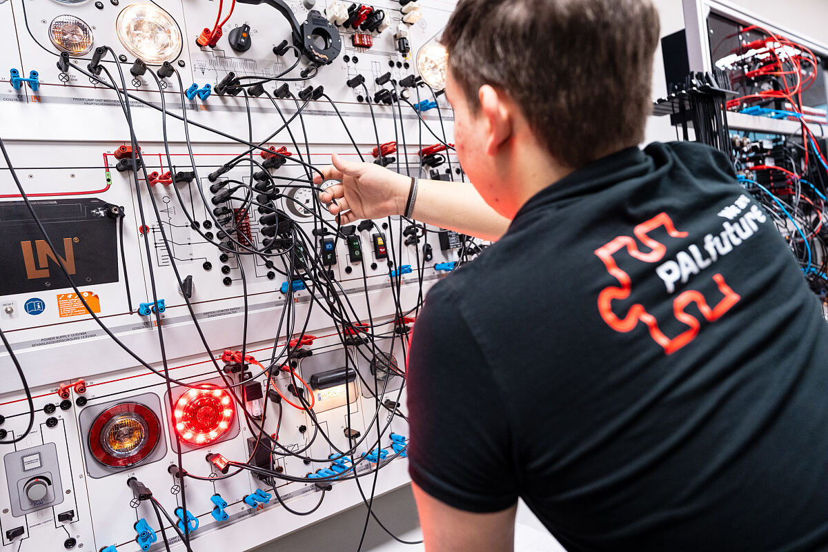 Junge Talente präsentieren ihre Fähigkeiten und die Vielfalt der PALFINGER Lehrberufe.