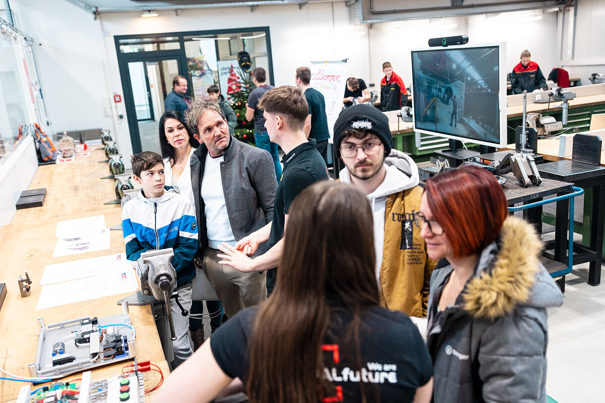 Lehrlinge und Auszubildende präsentieren die Vielfalt technischer und kaufmännischer Berufe bei PALFINGER.