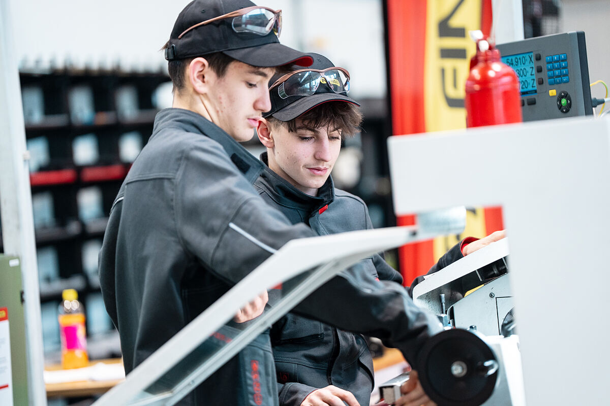Wo Neugier auf Zukunft trifft: Lehrlinge von PALFINGER geben Einblick in ihre Ausbildung.