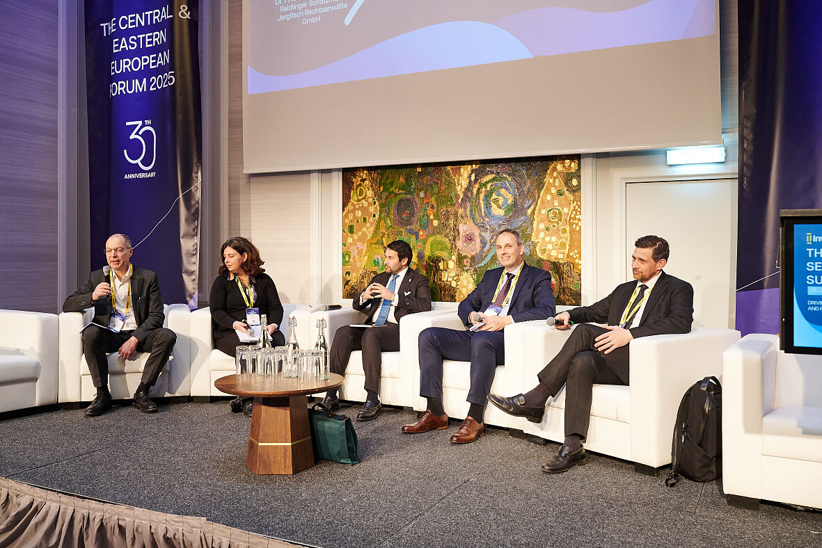 Podiumsdiskussion beim CEE Forum 2025: Fachleute aus Finanzwirtschaft und Politik im Austausch.