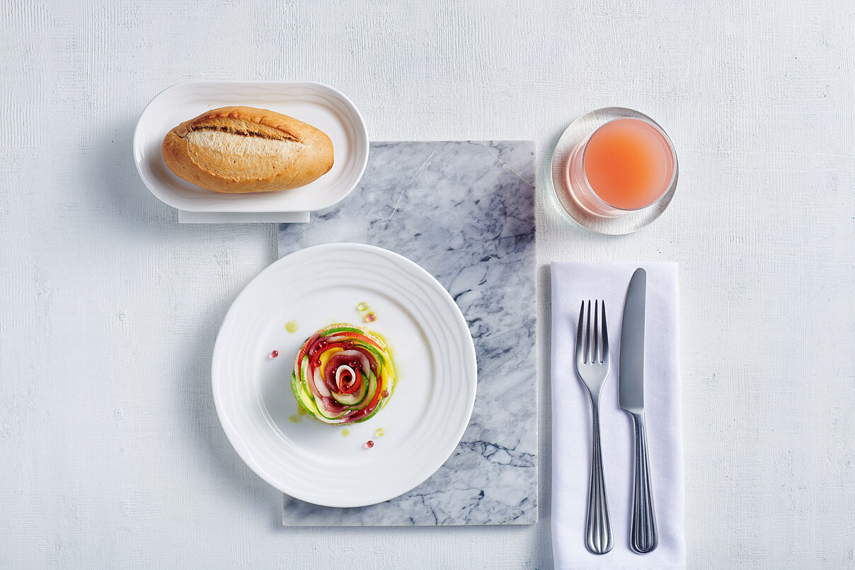 Emirates veganer Heirloom-Tomaten, Birnen, Mangosalat