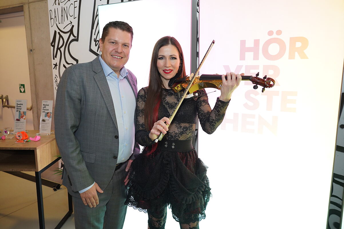 Lukas Schinko (CEO der Neuroth-Gruppe), Mia Nova (Violinistin)