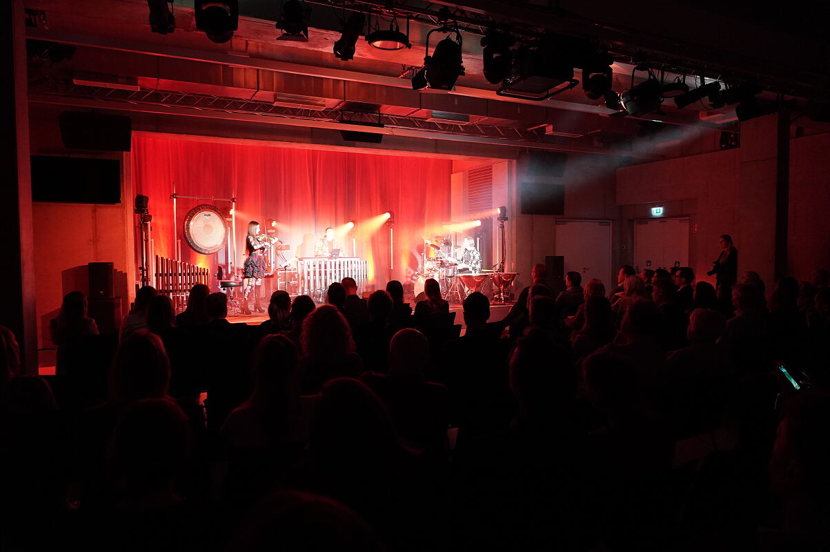 Ensemble von HörVerstehen: Merle Saskia (Gesang + Moderation) Mia Nova (Violine) Pavel Kachnov (Keyboard) Bernd Lanner (Schlagzeug)