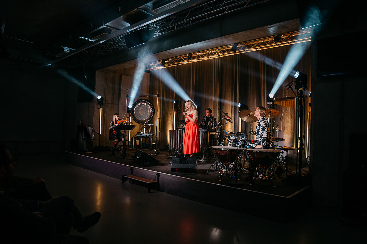 Ensemble von HörVerstehen: Merle Saskia (Gesang + Moderation), Mia Nova (Violine), Pavel Kachnov (Keyboard), Bernd Lanner (Schlagzeug)