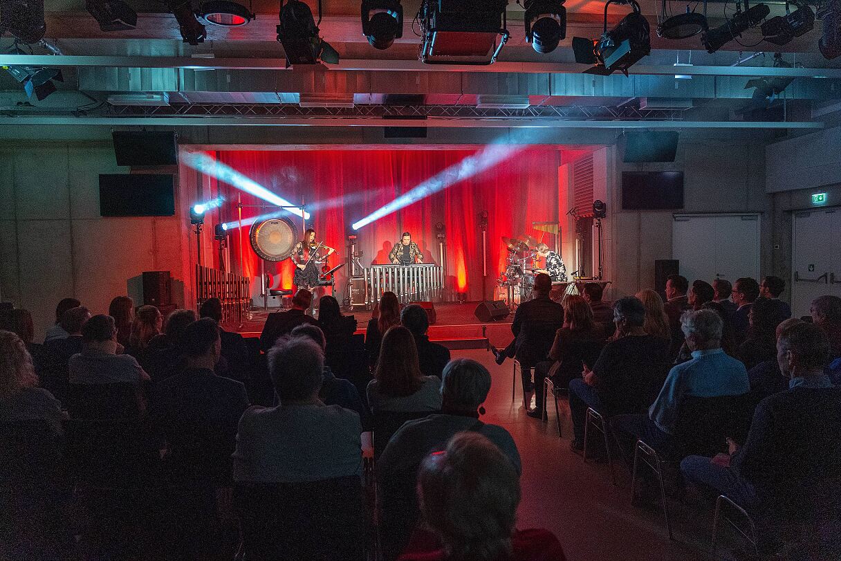 Ensemble von HörVerstehen: Merle Saskia (Gesang + Moderation) Mia Nova (Violine) Pavel Kachnov (Keyboard) Bernd Lanner (Schlagzeug)